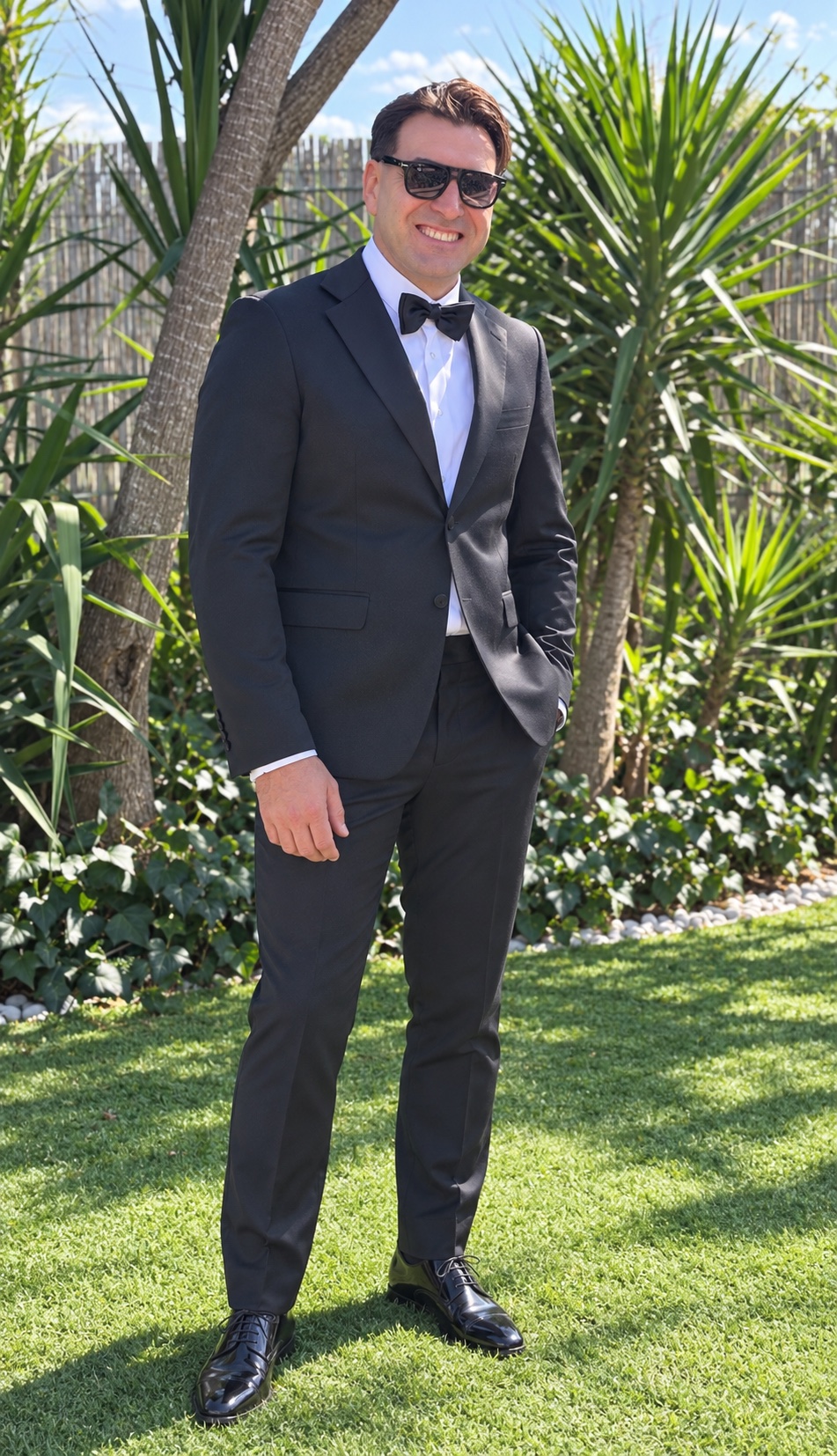 Francesco Catalano in abito elegante all’aperto