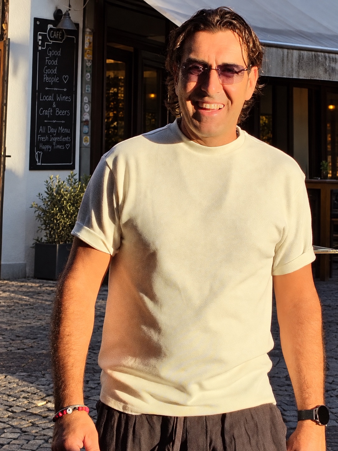 Francesco Catalano sorridente al tramonto