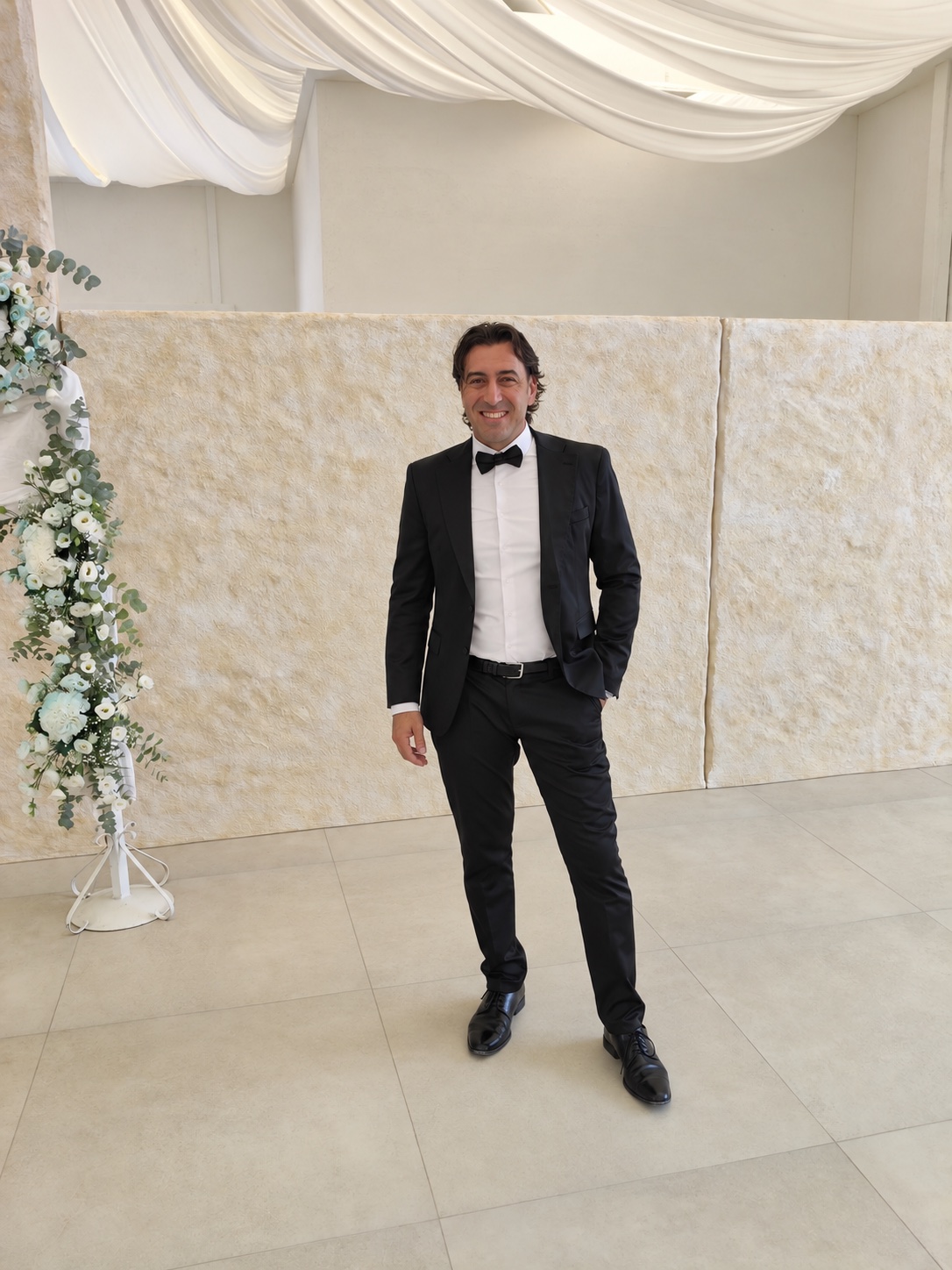 Francesco Catalano in abito elegante durante una cerimonia